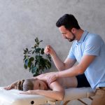 Învățarea tehnicilor de automasaj pentru relaxare