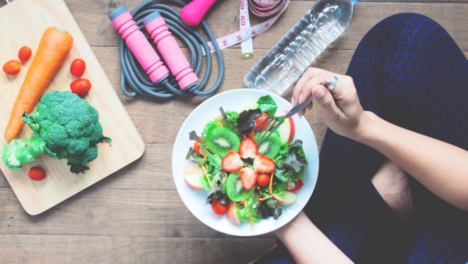 Găsirea echilibrului între alimentație și exerciții pentru sănătate maximă