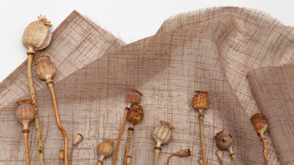 Textile naturale în nuanțe pământii pentru un ambient cald