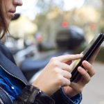 Cum să îți configurezi telefonul pentru lucru în deplasare