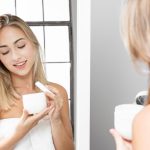 Cum să-ți menții pielea hidratată și fină pe timpul nopții