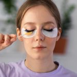 Cum îndepărtezi adezivul de gene fără să afectezi pleoapele
