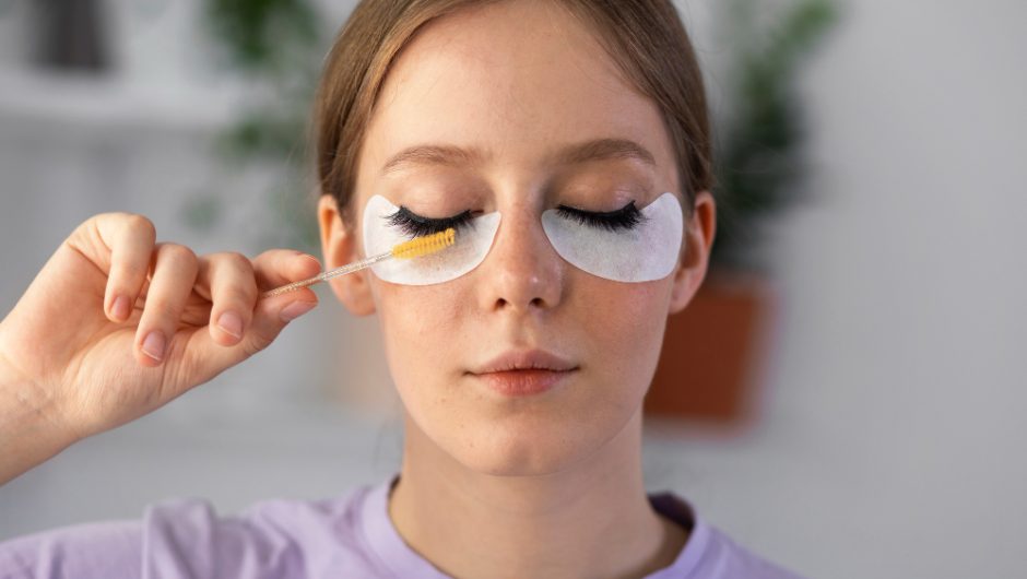 Cum îndepărtezi adezivul de gene fără să afectezi pleoapele
