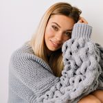 Vesta tricotată oferă noi posibilități pieselor purtate frecvent