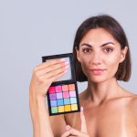 Fardurile duo-chrome schimbă machiajul în funcție de lumină și unghi