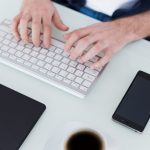 Tastatura mobilă și formularele online: cum pot fi reduse greșelile de completare