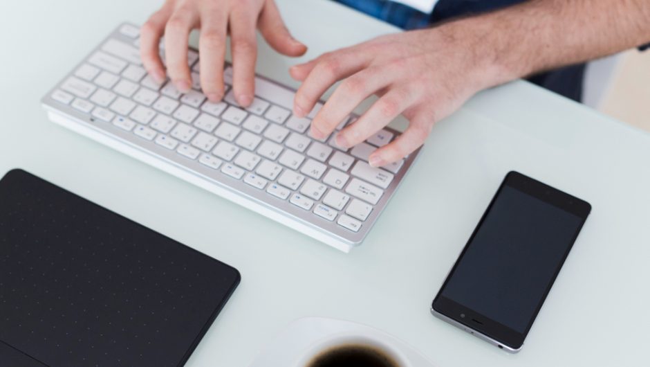 Tastatura mobilă și formularele online: cum pot fi reduse greșelile de completare