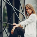 Jacheta din tweed: O piesă clasică într-o garderobă contemporană
