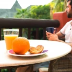 Micul dejun la hotel: Când merită plătit separat